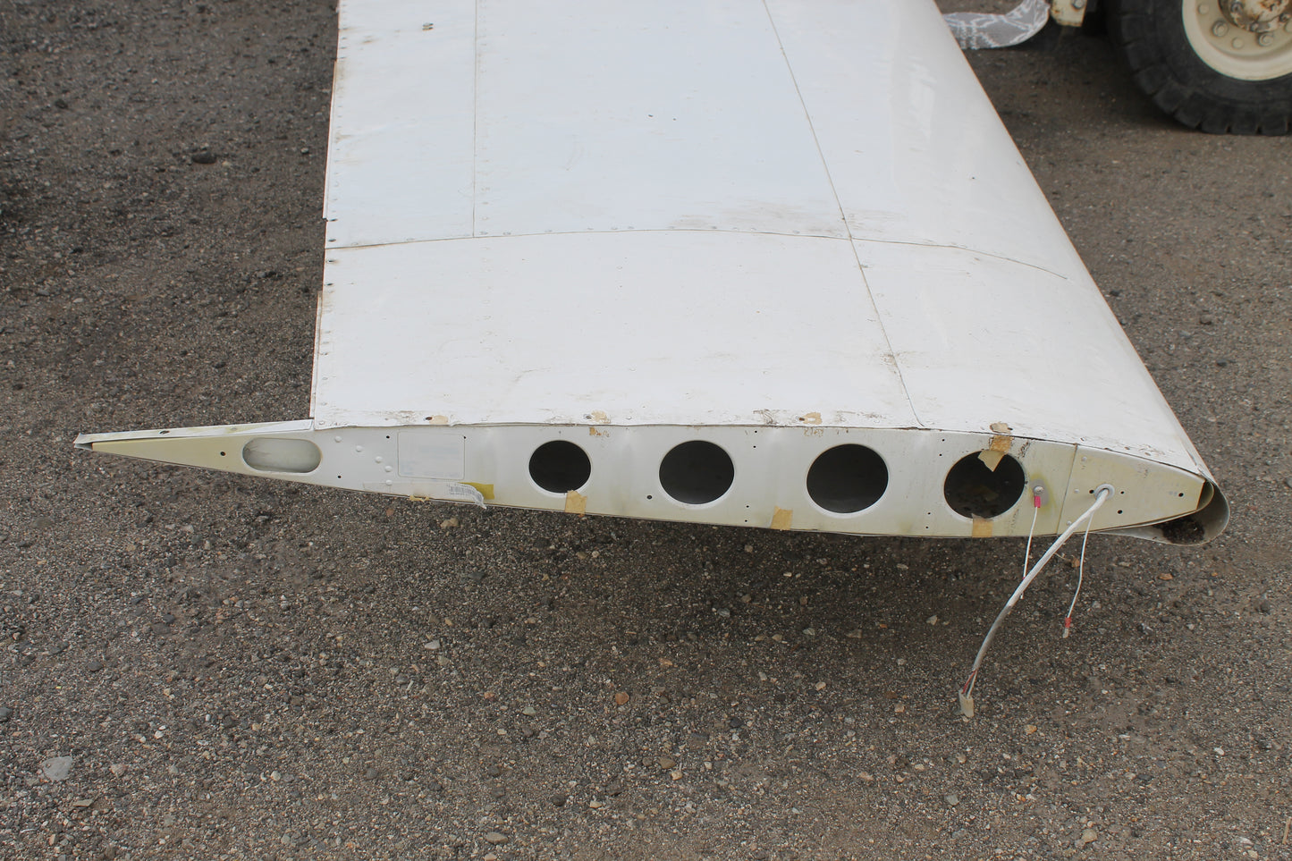 Wing - RH with extended range tank - Damaged - C-FWOK (#0720601-207)