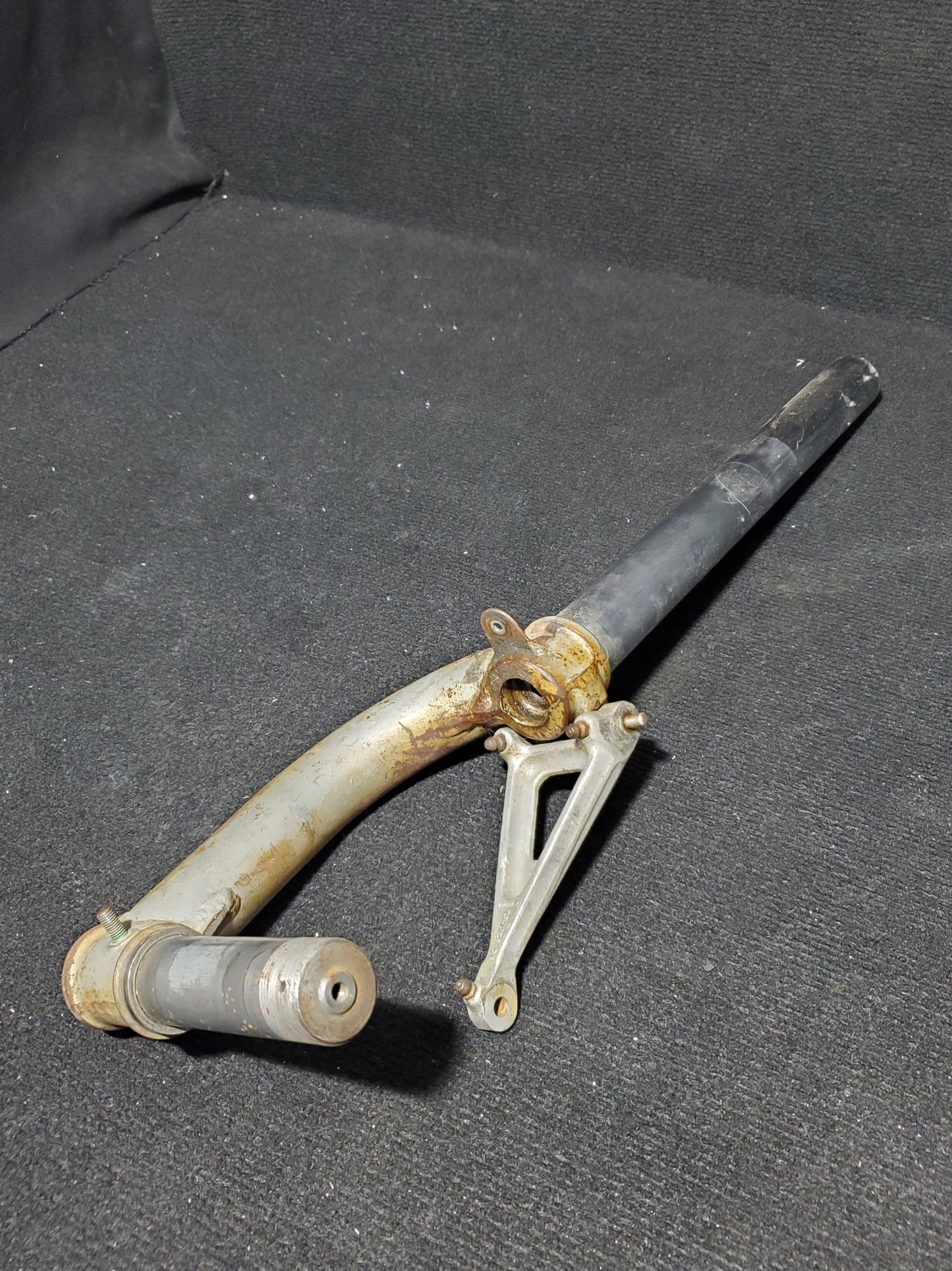 Nose Landing Gear Axle and Strut - Beechcraft - CF-ZOS